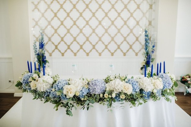 Décoration de table de mariage avec des fleurs bleues sur la table dans le décor de table du restaurant pour le dîner au mariage.