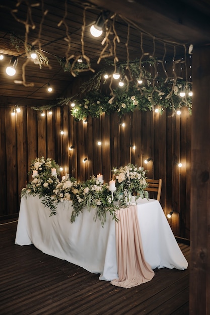 Photo décoration de table de mariage avec des fleurs sur la table dans le château, décoration de table pour le dîner aux chandelles