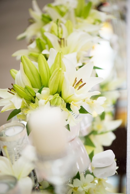 Décoration de table de mariage avec des fleurs