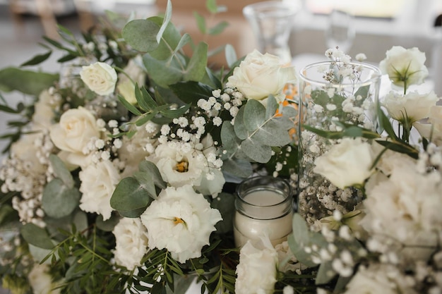 Décoration de la table de mariage des jeunes mariés bougies gypsophile eustoma rose eucalyptus