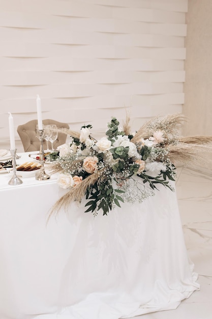 Décoration de table de mariage de luxe dans les tons blancs Ensemble de roses blanches et bougies