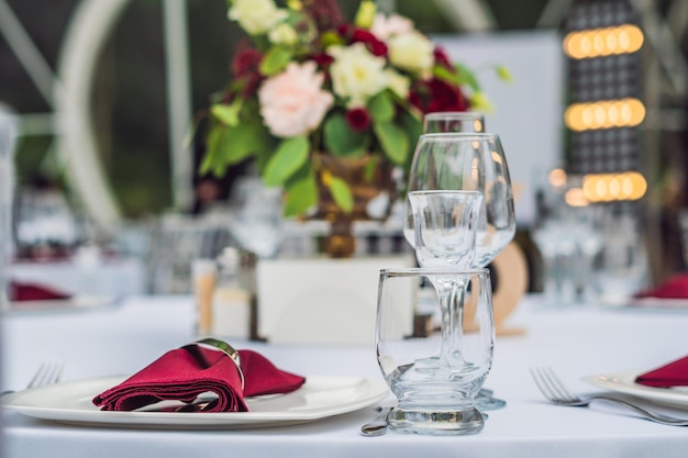 Décoration de table de mariage, service traiteur Set de table pour une soirée événementielle ou une réception de mariage