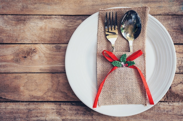 décoration de table de noël et argenterie sur bois avec espace.