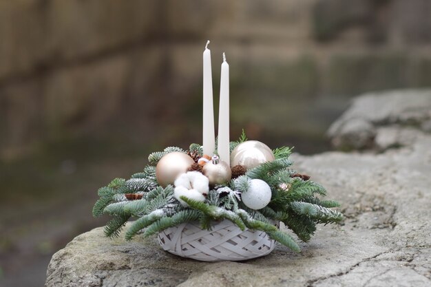 Décoration de table de Noël avec des bougies. Disposition de table blanche.