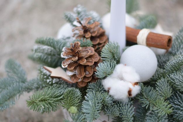 Décoration de table de Noël avec bougies, globes et cônes. Fermer