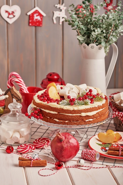 Décoration de table de Noël, gâteau aux fruits festif avec des bonbons sur la table