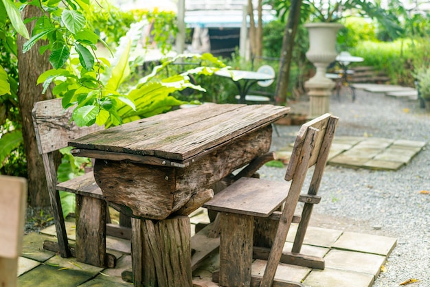 Décoration de table de patio vide dans le jardin