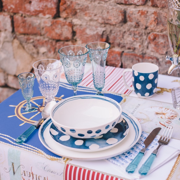 Photo la décoration et la table pour un repas ou des vacances. vaisselle