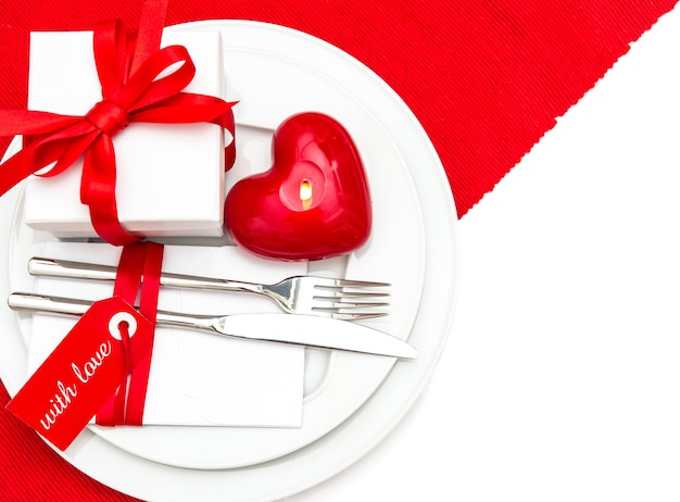 Décoration de table pour la Saint-Valentin en rouge et blanc. dîner romantique aux chandelles