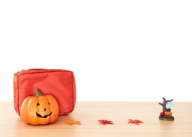 Décoration de vacances d'Halloween avec lanterne jack tête citrouille et feuilles d'automne sur bois de table avec fond de mur blanc, concept d'arrière-plan halloween, espace de copie.