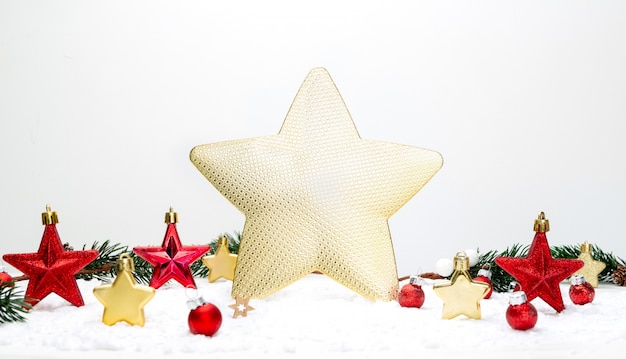 Décoration de vacances de Noël rouge sur blanc