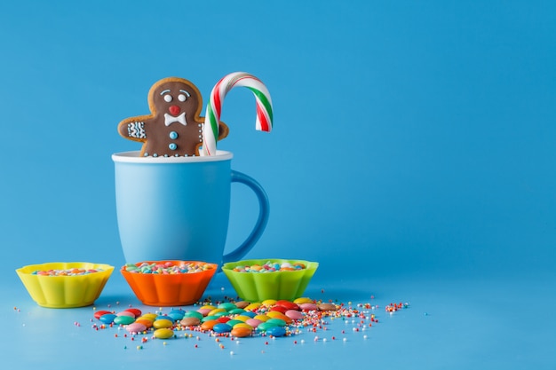 Décoration De Vacances Pour Enfants. Bonbons Colorés Sur L'espace Bleu