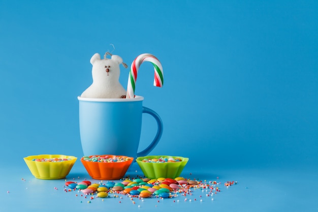 Décoration de vacances pour enfants. Bonbons colorés sur l'espace bleu