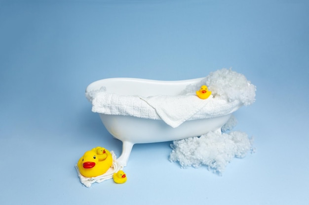 Décoration de vacances pour enfants de la zone photo petit bain de bébé avec mousse et canards en caoutchouc