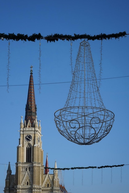 Décoration de vacances de rue pour Noël et église à Novi Sad Serbie