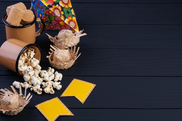 Décorations et aliments de festa junina sur table en bois noir