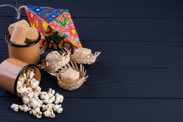 Décorations et aliments de festa junina sur table en bois noir