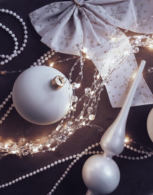 Photo décorations d'arbre de noël boules arcs et guirlandes comme décoration de maison festive carte de voeux vintage pour la conception de flatlay de marque de vacances de luxe