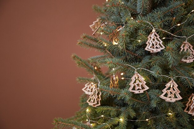 Décorations d'arbre de Noël dans un style écologique. Eco-style scandinave dans la déco