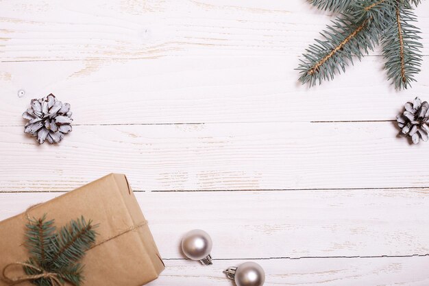 Décorations et arbre de Noël sur un fond en bois blanc