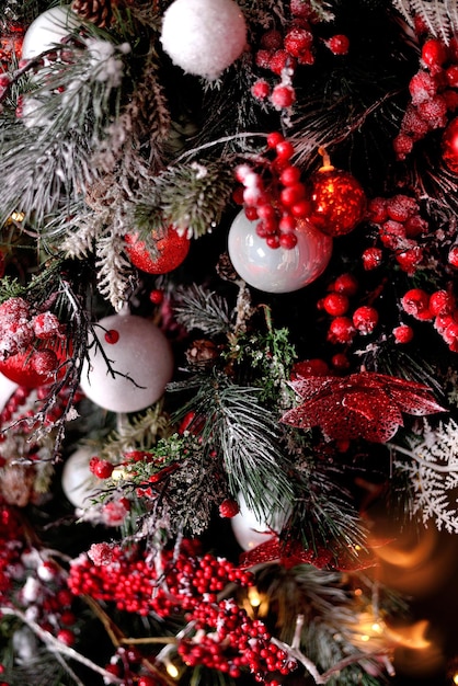 Décorations d'arbre de Noël à l'intérieur rouge. Bonne année! Arbre du nouvel an.