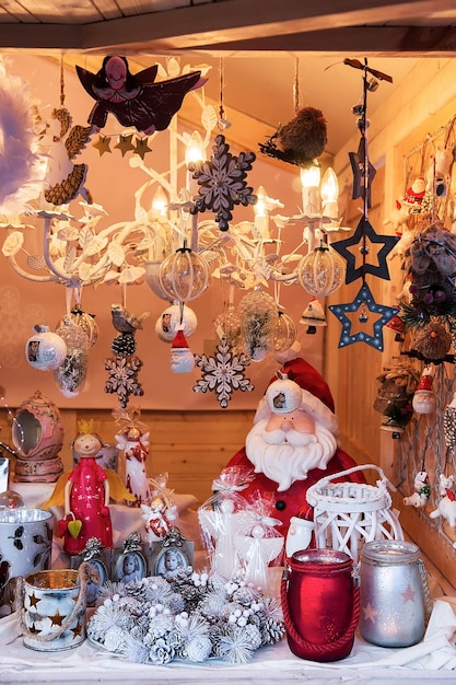 Décorations d'arbre de Noël et jouets comme cadeaux souvenirs à l'un des nombreux stands du bazar de Noël à Vilnius, Lituanie à l'Avent