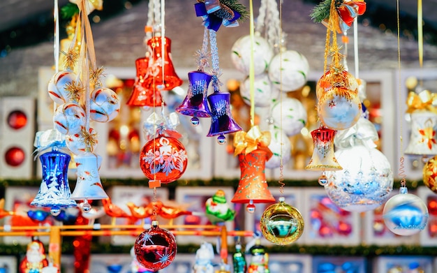 Décorations d'arbre de Noël, Marché de Noël à l'hôtel de ville en hiver Berlin, Allemagne. Foire de l'Avent et stands d'objets artisanaux sur le bazar. Verre