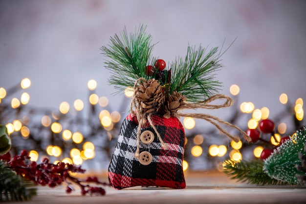 Décorations d'arbre de Noël avec petit sac texture de Noël festive sur fond flou