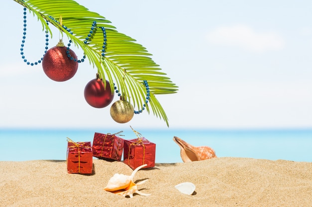 Décorations d'arbre de Noël sur la plage en tropical. Concept de vacances de nouvel an dans les pays chauds