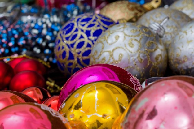 Photo décorations d'arbre de noël se préparant à décorer un arbre de noël