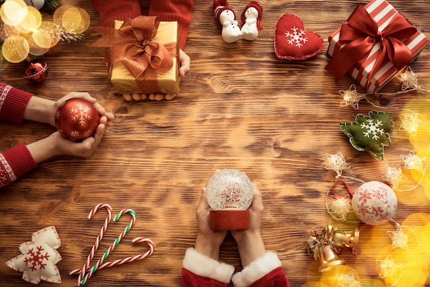 Décorations d'arbre de Noël sur table en bois