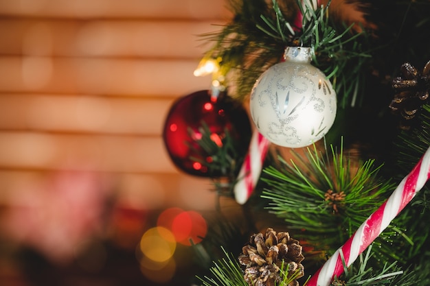 Décorations sur l'arbre de Noël