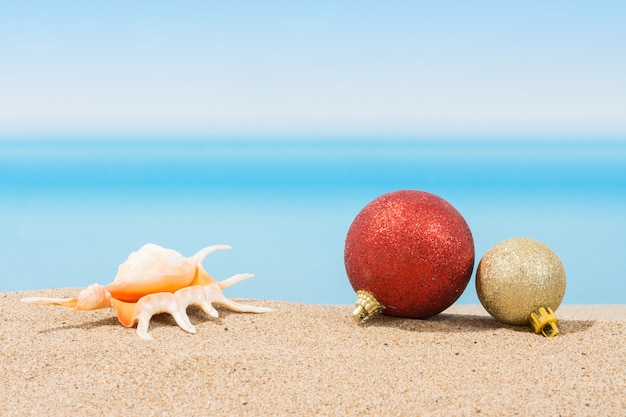 Décorations d'arbres de Noël sur la plage