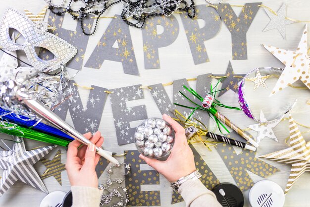 Décorations d'argent de fête du nouvel an sur la table.