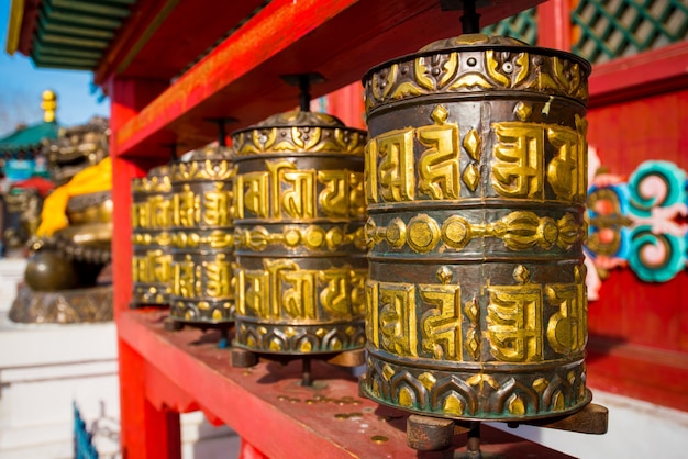 Décorations et attributs du temple bouddhiste à Ivolginsky Datsan en Bouriatie en Russie