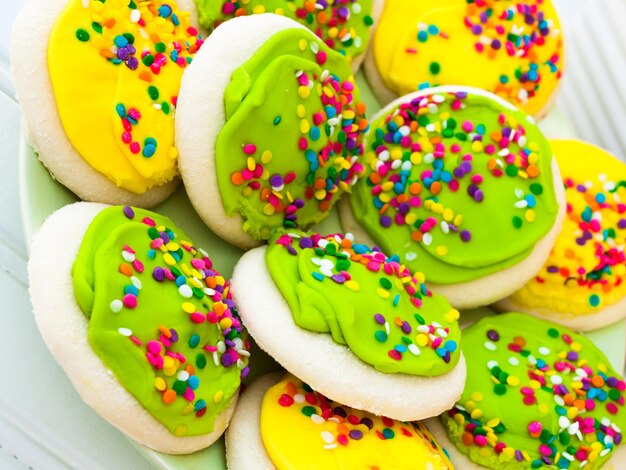 Décorations de biscuits de Pâques avec glaçage vert et jaune.