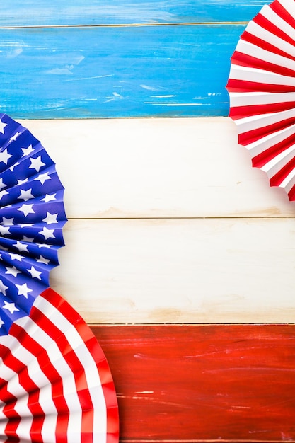 Décorations blanches, bleues et rouges pour fêter le 4 juillet.