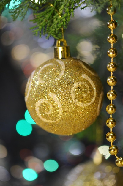 Décorations de boule de Noël et pin