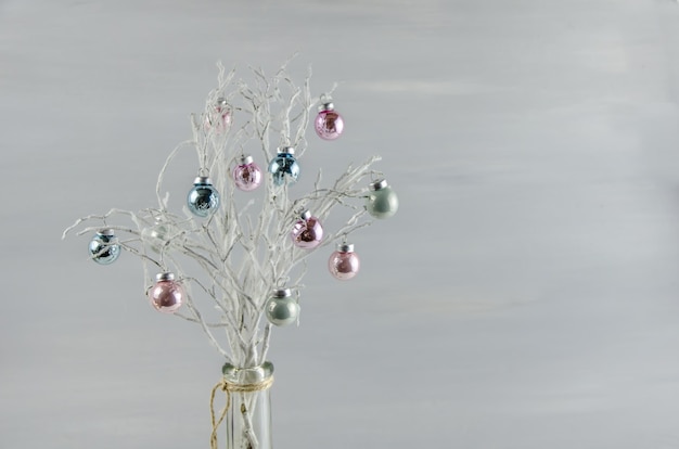 Décorations Boules de Noël du Nouvel An sur des branches blanches avec espace de copie