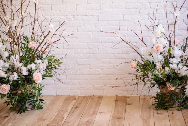 Décorations de branches avec de belles fleurs roses et blanches dans le panier