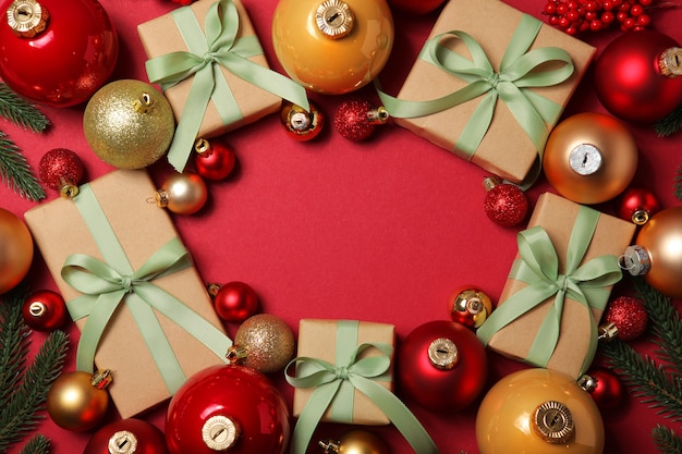 Décorations et cadeaux de Noël sur une vue de dessus de fond coloré