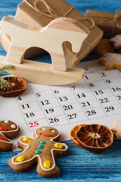 Photo décorations et calendrier avec le jour de noël balisé