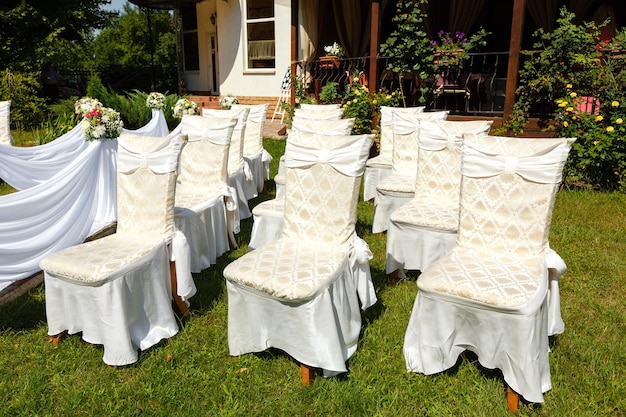 Décorations de cérémonie de mariage. Les chaises se bouchent