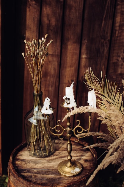 Décorations de chandeliers et d'herbes sèches dans le style bohème