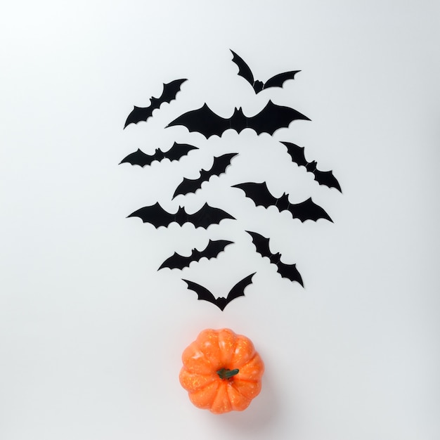 Décorations de chauve-souris Halloween sur fond blanc