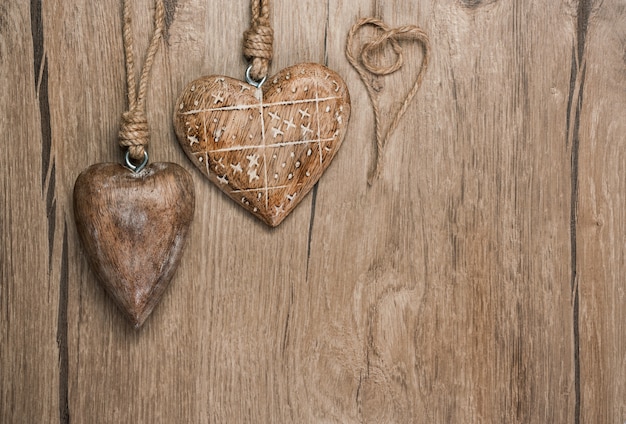 Photo décorations de coeur en bois sur fond de chêne vintage