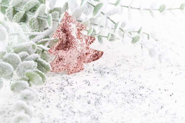 Décorations de composition de Noël sur blanc.