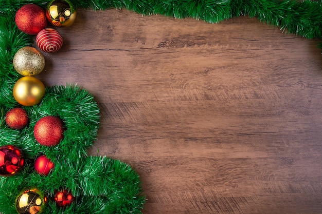 Photo décorations de composition de noël avec des boules de noël rouges et or sur fond en bois vue de dessus copie espace