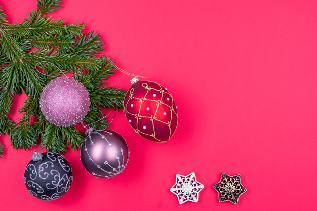 Décorations de composition de Noël sur des branches de sapin isolés