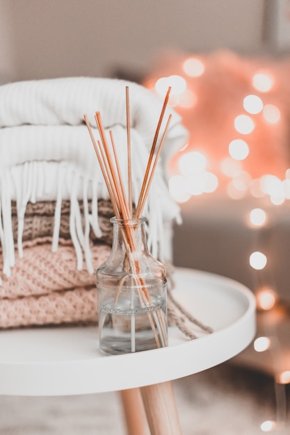 Photo décorations confortables à l'intérieur avec tricot et diffuseur d'arômes dans le salon